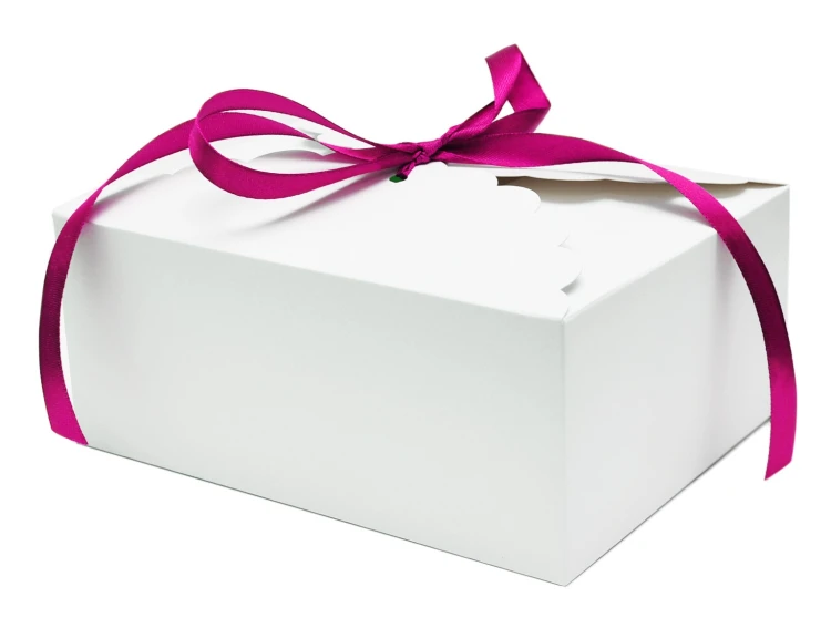 Białe pudełko na ciasto PREMIUM 19 × 14 × 8 cm z różową wstążką