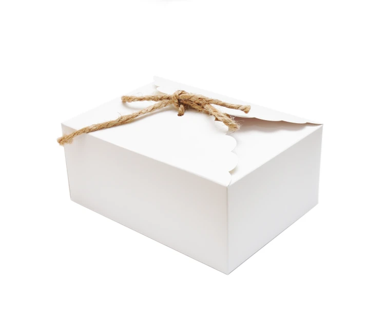 Pudełko na ciasto białe PREMIUM 19 × 14 × 8 cm ze sznurkiem jutowym