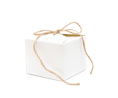 Białe pudełeczko na ciastka 10×10×8 cm ze sznurkiem jutowym