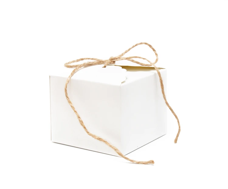 Białe pudełeczko na ciastka 10×10×8 cm ze sznurkiem jutowym